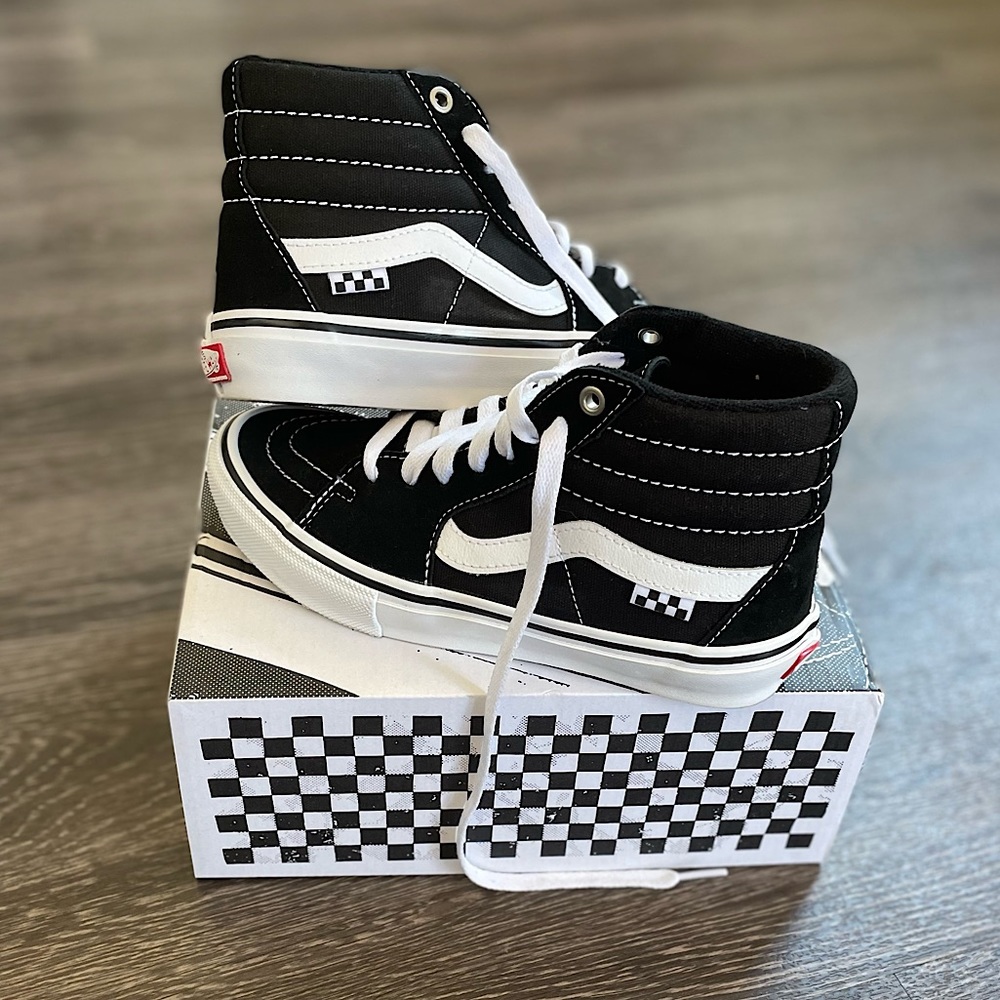 Like New! Vans Skate Sk8-Hi Black/White Sneakers - Unisex (Boys Size 5)